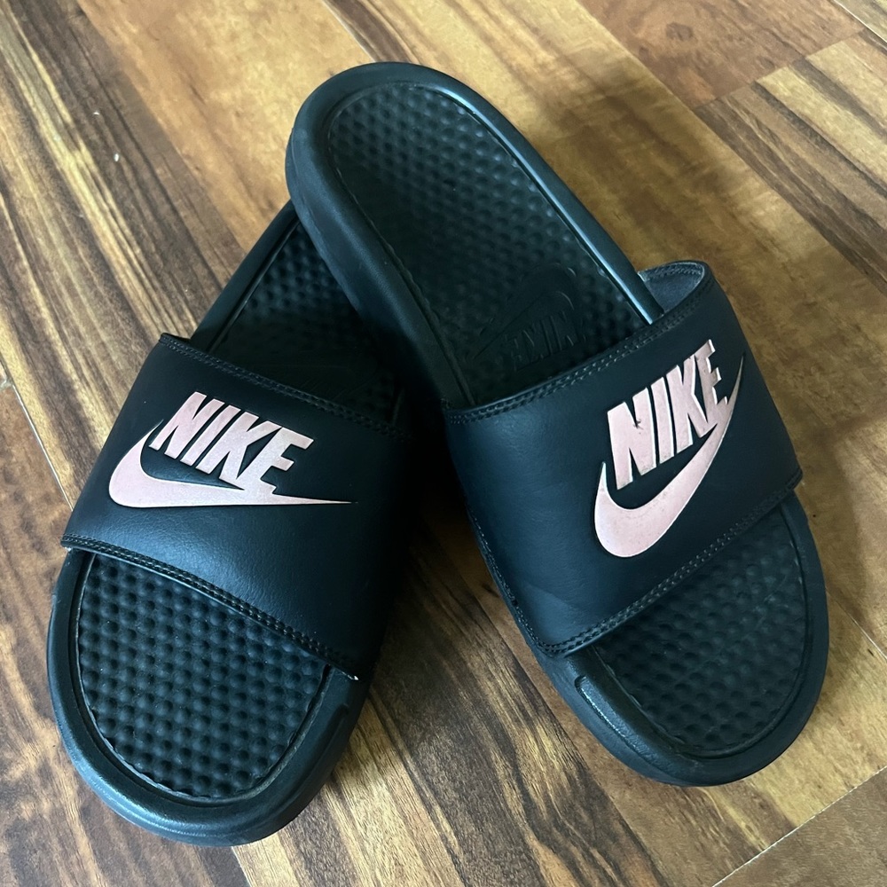 Nike women’s slide, black and peach, size 8